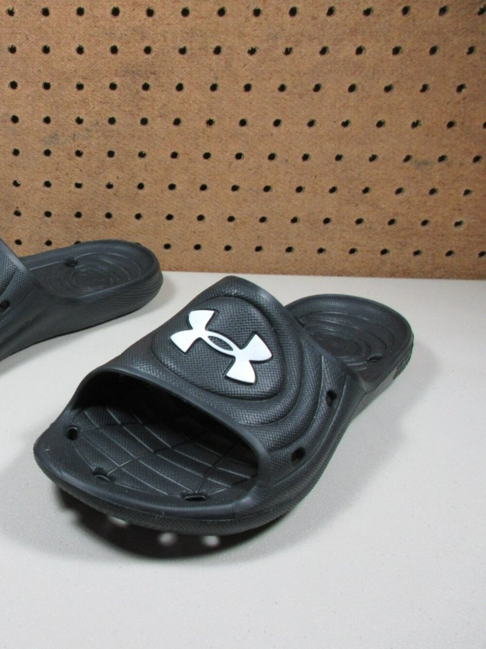 Under Armour mens solid black Locker IV slide shower sandals 8 M EUC